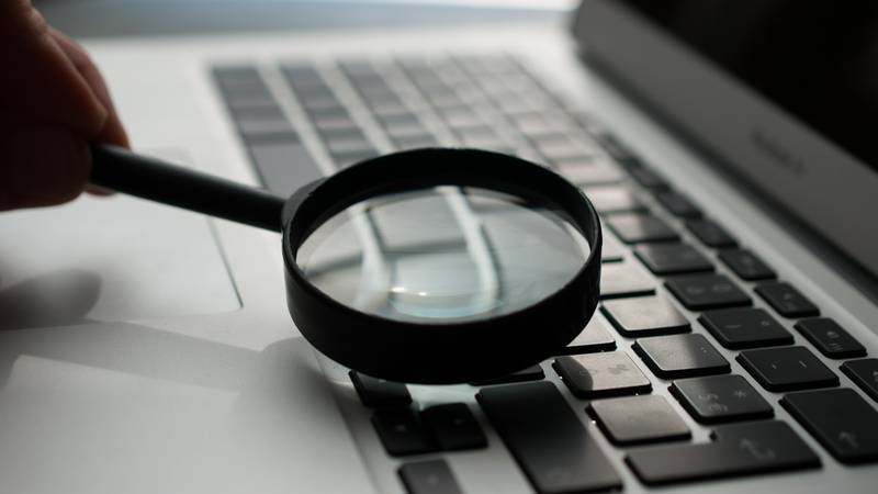安い見積もりのリスクを検討する事業者のイメージ