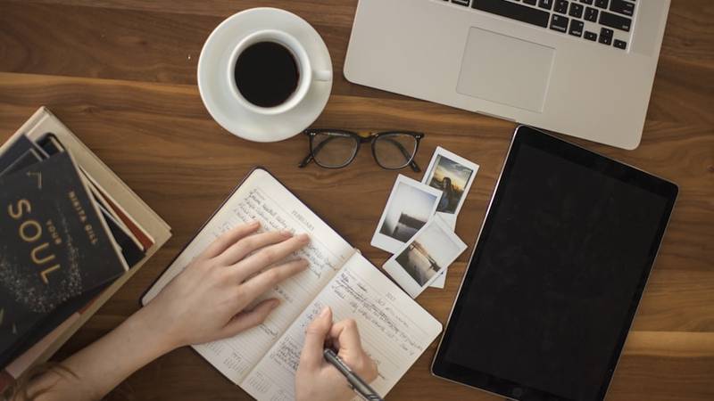 パソコンでブログ記事を書いて検索エンジンから集客する個人事業主のイメージ
