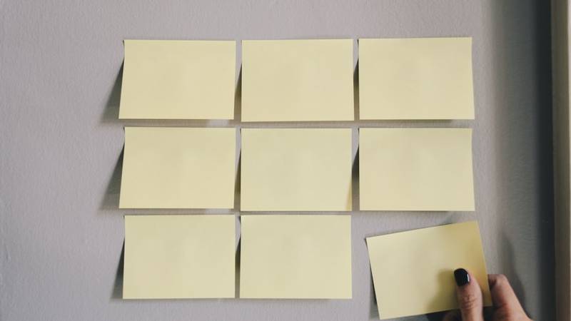 ノートにブログ集客の戦略・ターゲット・キーワードを書き出している様子