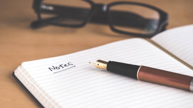 ノートに記事構成の見出しを手書きで整理している様子